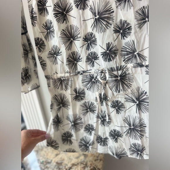 Alice + Olivia Monochrome Dandelion Print Blouse 95% Silk - Picture 4 of 5